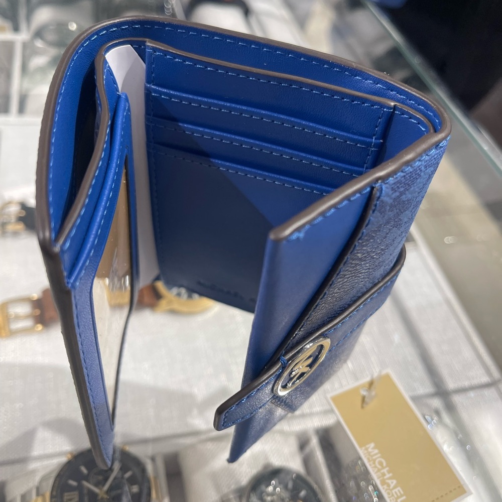 MICHAEL KORS Greenwich Medium Ombré Signature Logo Tri-Fold Wallet
Galaxy Blue - Picture 9 of 16